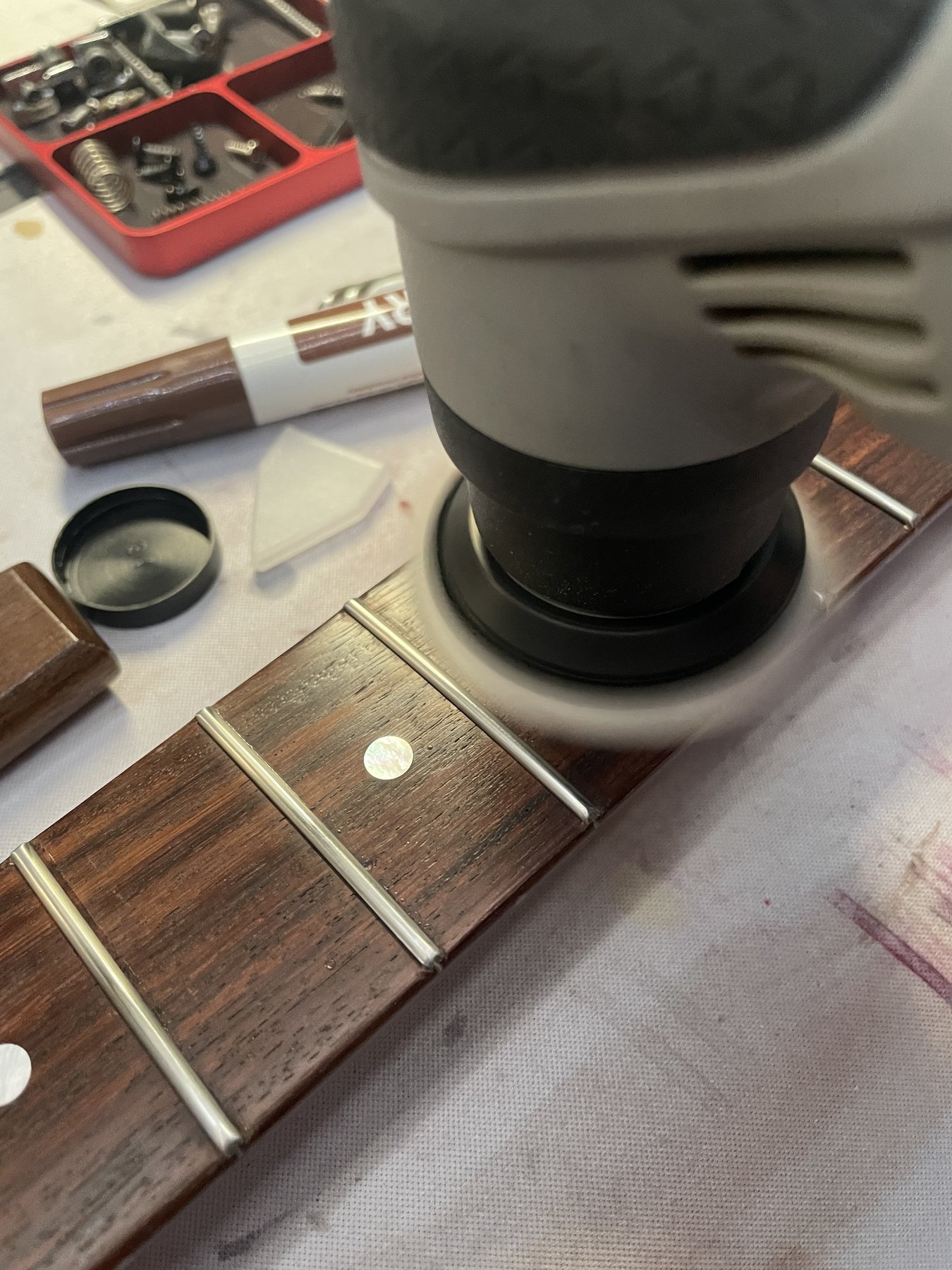 Powered final fret polishing after the progressive abrasive sequence
