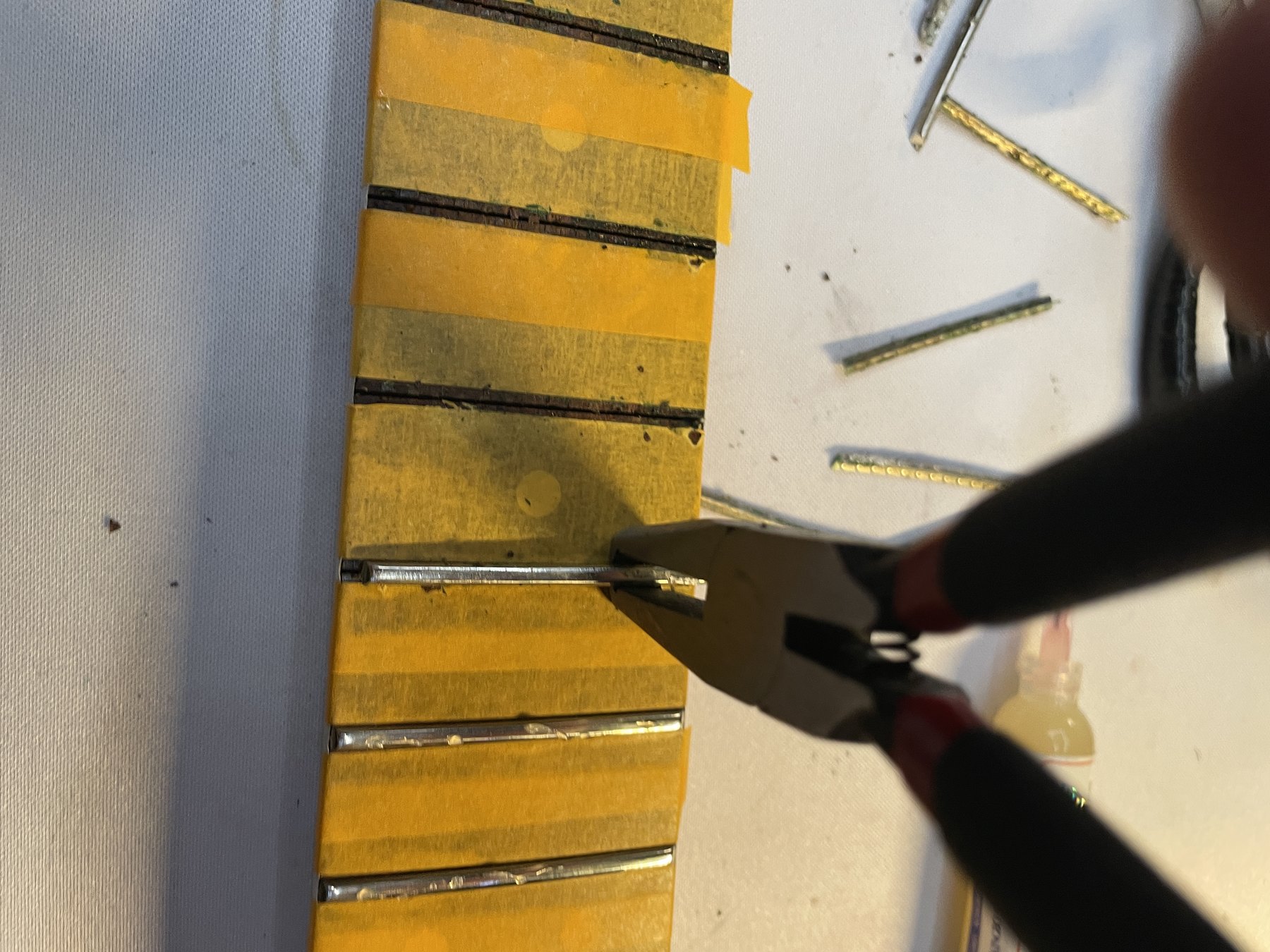 Controlled fret pulling on the Yamaha Pacifica 921 fingerboard